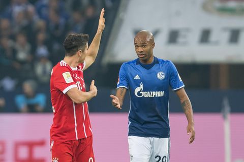 Du hast halt den Arm zu weit oben gehabt, erklärt Robert Lewandowksi vom FC Bayern München Naldo vom FC Schalke