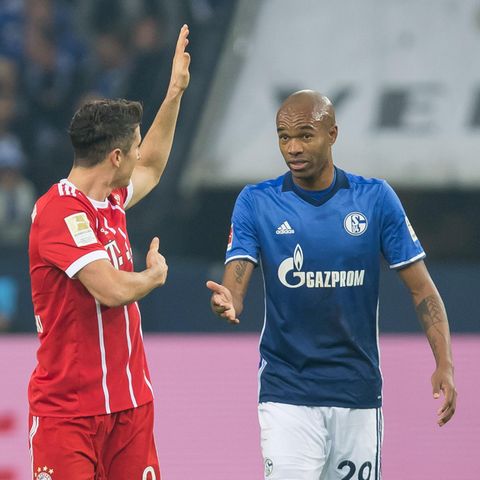 Du hast halt den Arm zu weit oben gehabt, erklärt Robert Lewandowksi vom FC Bayern München Naldo vom FC Schalke