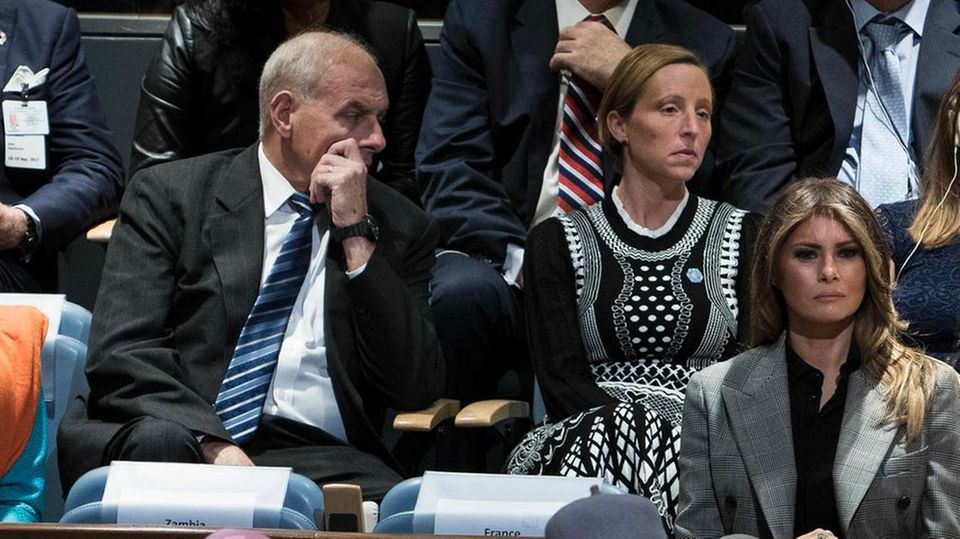John Kelly Stabschef John Kelly (M.) scheint über die Rede von US-Präsident Donald Trump vor den Vereinten Nationen nicht sehr erfreut zu sein