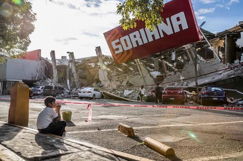 Erdbeben in Mexiko: Ein Junge sitzt vor einem zusammengebrochenen Supermarkt