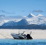 Sandstrand mit Bergpanorama bei Bodø