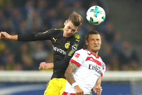 Augen zu und durch: Dortmunds Lukasz Piszczek (l.) und Sejad Salihovic vom Hamburger SV