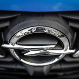 Im Kühlergrill funkelt der Blitz