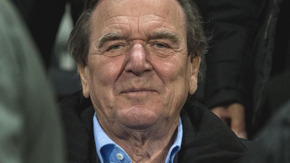 Gerhard Schröder freut sich über sein privates Glück: Offenbar ist der Altkanzler neu verliebt.