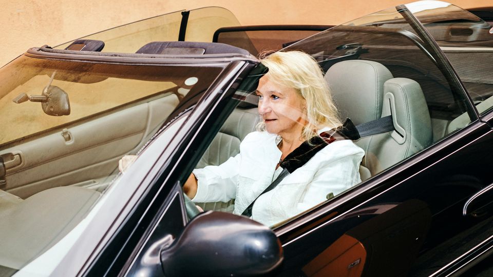 DER FALL:  Die Industriefachwirtin Edith Humm arbeitet seit 18 Jahren bei der AOK Hessen in Frankfurt und wird nach dem Tarif des öffentlichen Dienstes bezahlt. "Seit 2013 arbeite ich engagiert in einem Projekt mit, habe mich weiter entwickelt und wünsche mir, dass mein Gehalt angepasst wird." Sie erhielt eine befristete Projektzulage von rund 400 Euro, die jetzt ausläuft. Ihr Ziel ist nun, einen festen Platz in einer höheren Stufe zu bekommen."  DER RAT:  "Marschieren Sie nicht verkrampft auf Ihr Ziel zu, überprüfen Sie es regelmäßig", sagt Claudia Kimich. "Versuchen Sie nicht, Ihrem Vorgesetzten etwas zu beweisen. Wenn es mit der Verlängerung Ihres Projekts nicht klappt, sehen Sie das als Chance, nicht als persönliche Niederlage."  DAS ERGEBNIS:  "Das Coaching hat mir extrem geholfen, mich motiviert und ermutigt", sagt Edith Humm. "Ich muss mich auf andere einstellen, muss einschätzen, was für ein Typ der andere ist und was für ihn relevant ist." Sie will in den kommenden Gesprächen weniger abschweifen, sich konzentrieren auf die Frage: Was bringe ich dem Unternehmen? "Einen Ratschlag hat mir Frau Kimich gegeben: nicht nur kämpfen, sondern leben. Ich muss mir den Druck nehmen, den ich mir selber mache."