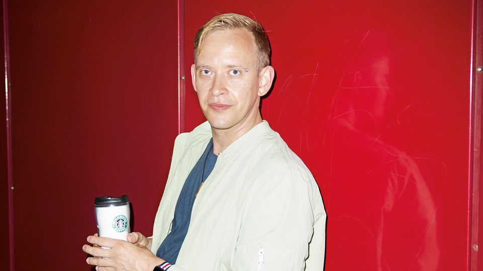 DER FALL:  Dennis Totzke arbeitet seit 15 Jahren bei H&M in der IT. Er kümmert sich um Kassensysteme und den Onlineshop. Der gelernte Einzelhandelskaufmann hat sich hochgearbeitet und weiterqualifiziert. "Im Job bin ich ellenbogenlos und harmoniesüchtig", sagt Totzke über sich. Er sei extrovertiert, hänge sich rein, verdiene aber mäßig und schätzt seine Aufstiegschancen als eher gering ein.  DER RAT:  "Bei Gehaltsverhandlungen scheitern die Menschen häufiger an sich selbst als am Chef", sagt Claudia Kimich. "Sie quatschen sich um Kopf und Kragen, um ihre Unsicherheit zu überspielen. Der Chef kann die eigentlich guten Argumente oft gar nicht aus dem Redeschwall herausfiltern. So verkauft man sich dann völlig unter Wert."  DAS ERGEBNIS:  "Mir war nicht bewusst, wie wichtig Zielstrebigkeit ist", sagt Totzke. "Aber genau die will der Chef sehen." Durch seine extrovertierte Art sorge er überall für gute Stimmung. "Aber erst, wenn ich im Gespräch rüberbringe, dass das auch den Umsatz und die Zufriedenheit der anderen Kollegen steigert, wird daraus ein Argument für mehr Gehalt."