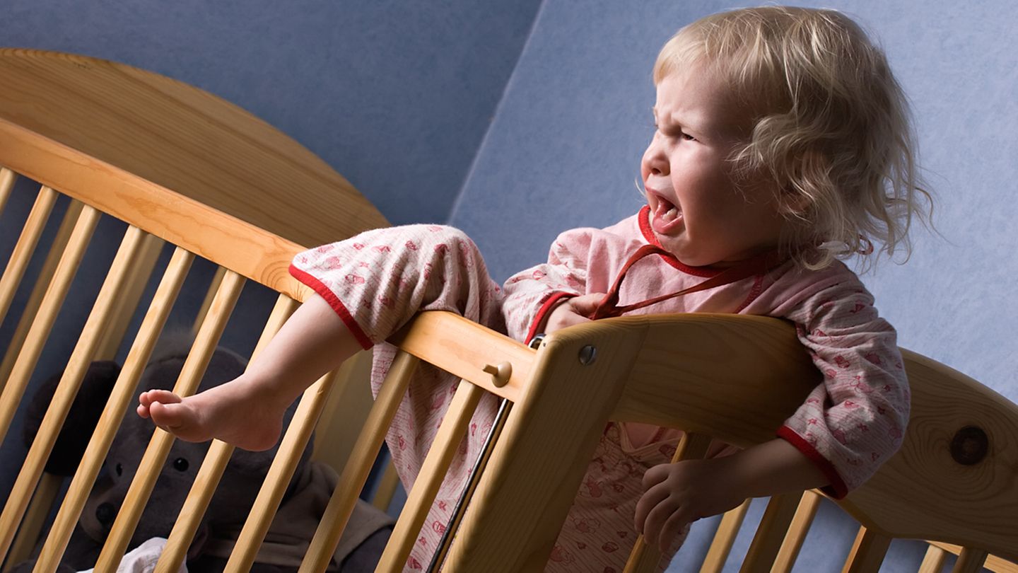 Mietrecht: Nachtruhe einhalten. Auch für Kinder gilt die Nachtruhe zwischen 22 Uhr und 6 Uhr. Das bedeutet aber nur, dass nachts nicht lauter als mit Zimmerlautstärke gespielt werden darf. Schreiende Babys und von Albträumen aufgeschreckte Kleinkinder müssen Nachbarn ebenso ertragen wie die Eltern. Nachtruhe einhalten. Auch für Kinder gilt die Nachtruhe zwischen 22 Uhr und 6 Uhr. Das bedeutet aber nur, dass nachts nicht lauter als mit Zimmerlautstärke gespielt werden darf. Schreiende Babys und von Albträumen aufgeschreckte Kleinkinder müssen Nachbarn ebenso ertragen wie die Eltern.
