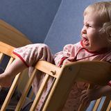 Nachtruhe einhalten. Auch für Kinder gilt die Nachtruhe zwischen 22 Uhr und 6 Uhr. Das bedeutet aber nur, dass nachts nicht lauter als mit Zimmerlautstärke gespielt werden darf. Schreiende Babys und von Albträumen aufgeschreckte Kleinkinder müssen Nachbarn ebenso ertragen wie die Eltern.