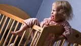 Nachtruhe einhalten. Auch für Kinder gilt die Nachtruhe zwischen 22 Uhr und 6 Uhr. Das bedeutet aber nur, dass nachts nicht lauter als mit Zimmerlautstärke gespielt werden darf. Schreiende Babys und von Albträumen aufgeschreckte Kleinkinder müssen Nachbarn ebenso ertragen wie die Eltern.