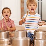 Es gibt Grenzen. Die Eltern müssen darauf achten, dass es die Kleinen nicht zu doll treiben. Fußballspielen in der Wohnung oder exzessives Topfschlagzeugspiel müssen Nachbarn nicht hinnehmen. Grundsätzlich gilt: Je älter die Kinder werden, desto mehr müssen Eltern sie verpflichten, Rücksicht zu nehmen. Von einem Teenager kann man selbstverständlich verlangen, dass er nicht das ganze Haus mit den aktuellen Charts beschallt.