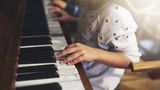 Musizieren ist erlaubt. Ob Blockflöte oder Geige - "Hausmusik ist grundsätzlich erlaubt", sagt Ulrich Ropertz vom Mieterbund zu "Finanztest". Das gilt auch für das in der Regel unperfekte Spiel von Kindern. Für leisere Instrumente gelten anderthalb bis zwei Stunden Üben am Tag noch als zumutbar. Die Abstimmung von Übungszeiten mit den Nachbarn ist ratsam. Vermieter oder Gerichte können im Einzelfall Einschränkungen festlegen.