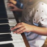 Musizieren ist erlaubt. Ob Blockflöte oder Geige - "Hausmusik ist grundsätzlich erlaubt", sagt Ulrich Ropertz vom Mieterbund zu "Finanztest". Das gilt auch für das in der Regel unperfekte Spiel von Kindern. Für leisere Instrumente gelten anderthalb bis zwei Stunden Üben am Tag noch als zumutbar. Die Abstimmung von Übungszeiten mit den Nachbarn ist ratsam. Vermieter oder Gerichte können im Einzelfall Einschränkungen festlegen.