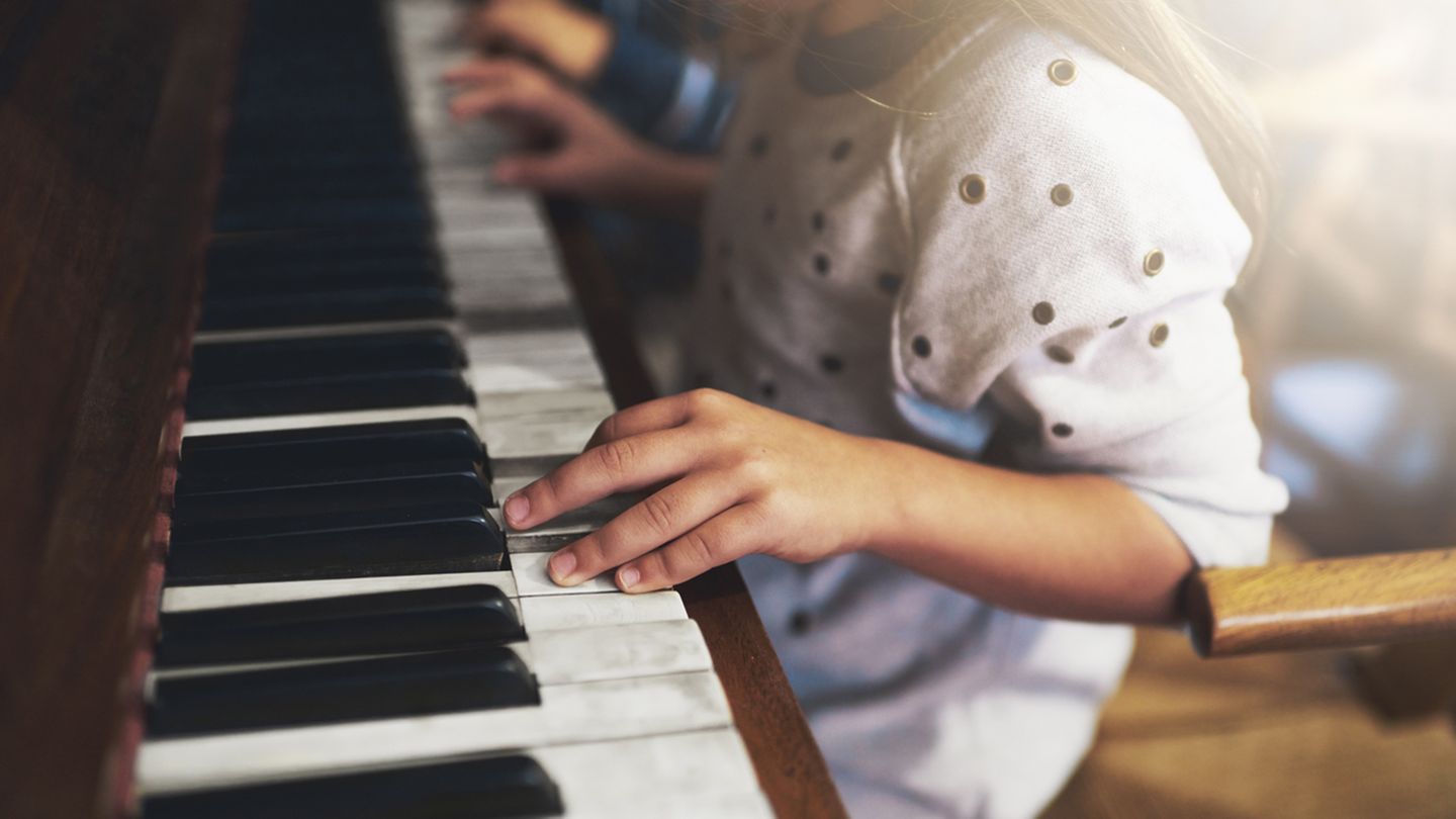 Musizieren ist erlaubt. Ob Blockflöte oder Geige - "Hausmusik ist grundsätzlich erlaubt", sagt Ulrich Ropertz vom Mieterbund zu "Finanztest". Das gilt auch für das in der Regel unperfekte Spiel von Kindern. Für leisere Instrumente gelten anderthalb bis zwei Stunden Üben am Tag noch als zumutbar. Die Abstimmung von Übungszeiten mit den Nachbarn ist ratsam. Vermieter oder Gerichte können im Einzelfall Einschränkungen festlegen.