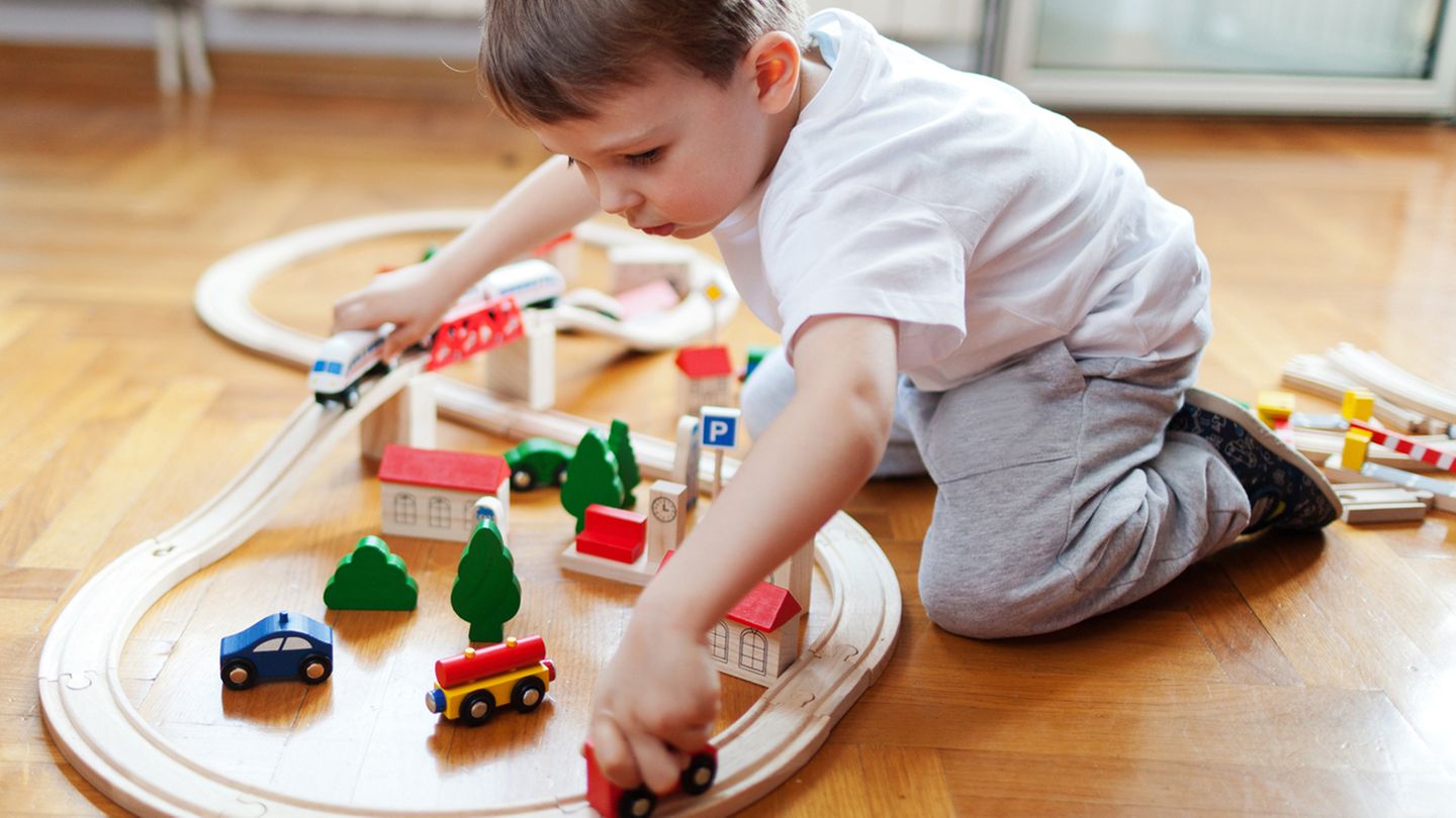 Kinder dürfen Krach machen. "Wenn Kinder spielen und laut sind, gehört das noch zum vertrags­gemäßen Gebrauch der Miet­wohnung", erklärt Ulrich Ropertz, Geschäfts­führer des Deutschen Mieter­bundes der Zeitschrift "Finanztest". "Nach­barn müssen das hinnehmen und können nicht etwa die Miete mindern." Auch lautstarkes Rennen, Bobbycarfahren und Puppenwagengeschiebe ist erlaubt.