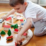 Kinder dürfen Krach machen. "Wenn Kinder spielen und laut sind, gehört das noch zum vertrags­gemäßen Gebrauch der Miet­wohnung", erklärt Ulrich Ropertz, Geschäfts­führer des Deutschen Mieter­bundes der Zeitschrift "Finanztest". "Nach­barn müssen das hinnehmen und können nicht etwa die Miete mindern." Auch lautstarkes Rennen, Bobbycarfahren und Puppenwagengeschiebe ist erlaubt.