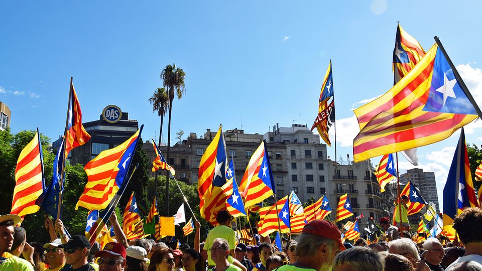 Hunderttausende schwenken bei einer Demonstration die katalanische Fahnen: "Wir wollen Spanien nicht den Rücken kehren, sondern die besten Nachbarn sein, es gibt so viele Verbindungen", sagte kürzlich Kataloniens Regierungschef Carles Puigdemont in einem Interview.