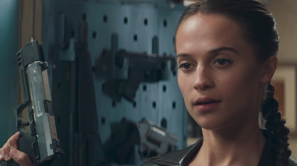 Tomb Raider Alicia Vikander als Lara Croft in "Tomb Raider" hält im neuen Trailer zum Film zwei silberne Pistolen auf Kopfhöhe