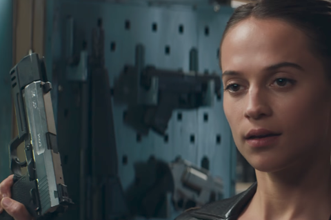 Alicia Vikander als Lara Croft in "Tomb Raider" hält im neuen Trailer zum Film zwei silberne Pistolen auf Kopfhöhe