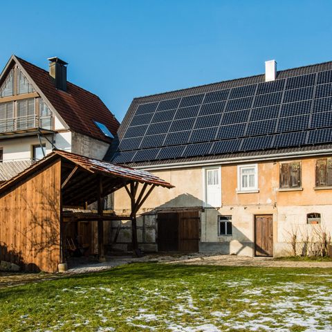 Solardach auf einem alten Haus