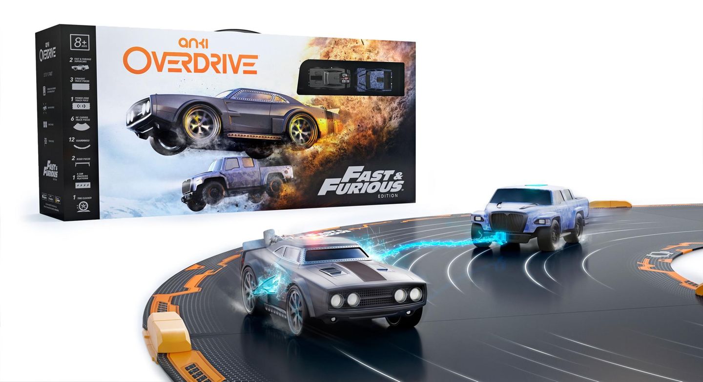 Anki Over Drive Fast & Furious  Das angemessene Autorennspiel für das Smart Home: Anki Overdrive "Fast & Furious". Diese Rennbahn ist eine Mischung aus Mario Kart und Carrera.  Die Autos rasen selbstständig über die Strecke,  mit dem Smartphone kann der Spieler die Fahrspuren wechseln, beschleunigen und abbremsen - oder kleine fiese Tricks anwenden:  Etwa seinen Konkurrenten die Energie klauen und sie verlangsamen oder per Traktorstrahl an sich heranziehen. Unsere vollständige Review von Anki Oberdrive gibt es hier.