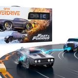 Anki Over Drive Fast & Furious  Das angemessene Autorennspiel für das Smart Home: Anki Overdrive "Fast & Furious". Diese Rennbahn ist eine Mischung aus Mario Kart und Carrera.  Die Autos rasen selbstständig über die Strecke,  mit dem Smartphone kann der Spieler die Fahrspuren wechseln, beschleunigen und abbremsen - oder kleine fiese Tricks anwenden:  Etwa seinen Konkurrenten die Energie klauen und sie verlangsamen oder per Traktorstrahl an sich heranziehen. Unsere vollständige Review von Anki Oberdrive gibt es hier.