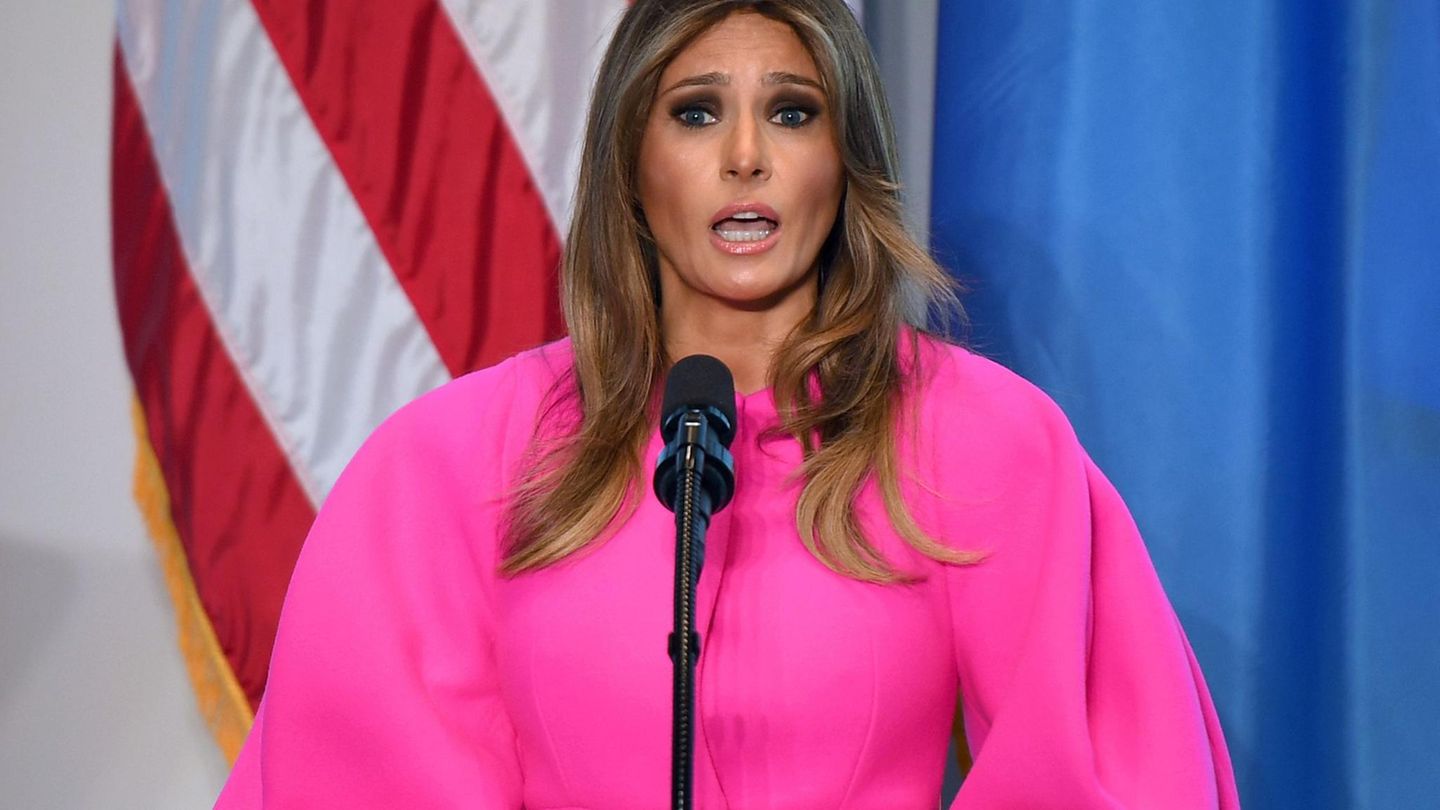 Melania Trump spricht in pinkem Mantel