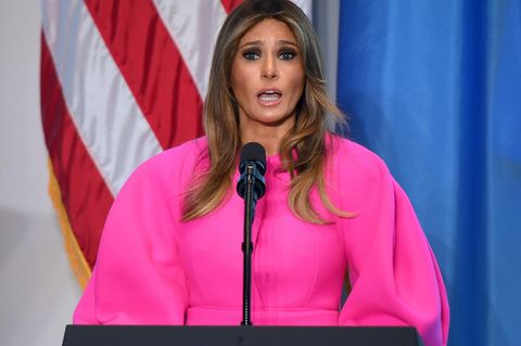 Melania Trump spricht in pinkem Mantel