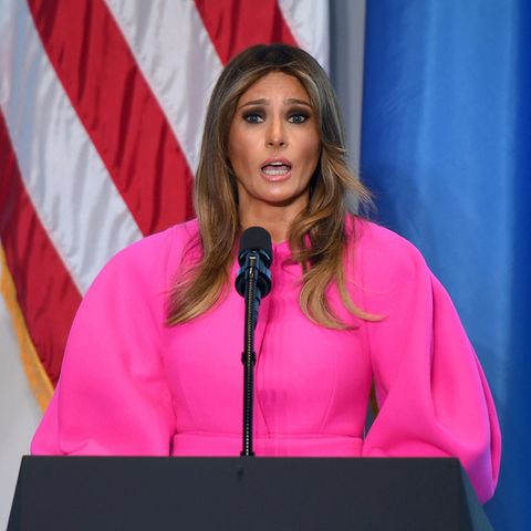 Melania Trump spricht in pinkem Mantel