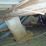 So kann man eine Decke auch abstützen. Offen bleibt die Frage, welche Urgewalt den T-Träger aus Stahl so deformiert hat.