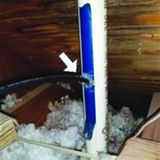 Jerry Kelly von Southern Home Inspection hat diese Kabel-In-Rohr-Installation entdeckt. Das Stromkabel wurde einfach seitlich in die Lüftung geführt. Das sieht ordentlich aus und was soll schon schiefgehen?