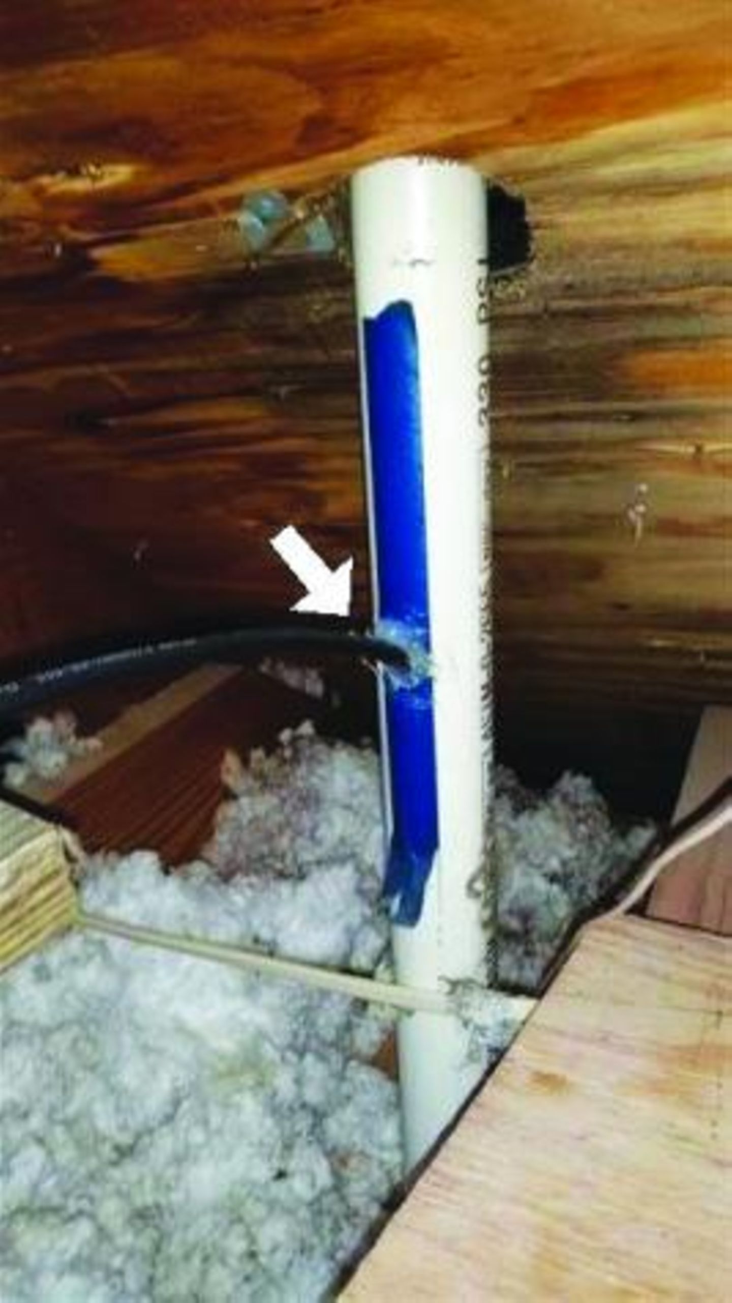 Jerry Kelly von Southern Home Inspection hat diese Kabel-In-Rohr-Installation entdeckt. Das Stromkabel wurde einfach seitlich in die Lüftung geführt. Das sieht ordentlich aus und was soll schon schiefgehen?