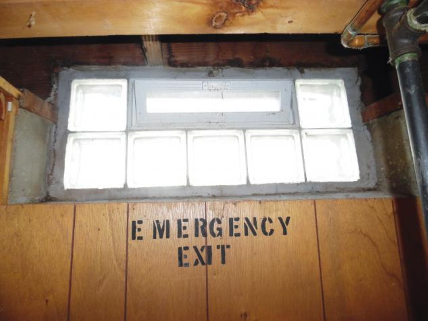 Dieser Notausstieg wurde etwas verkleinert. Jetzt können nur noch Schlangen und ganz Schlanke entkommen.