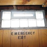 Dieser Notausstieg wurde etwas verkleinert. Jetzt können nur noch Schlangen und ganz Schlanke entkommen.