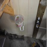 Ein improvisiertes Urinal kann man auch aus einem alten Eimer herstellen. Die Flüssigkeit läuft in den Garten ab. 