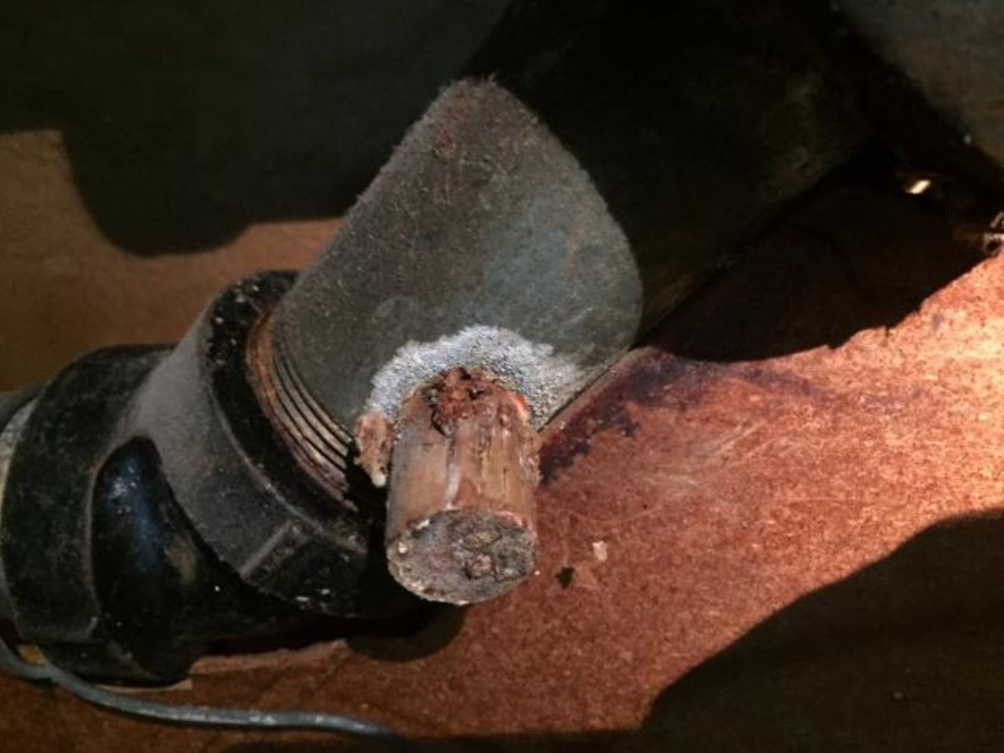 So ein Korken hält eine Weinflasche jahrelang dicht. Warum  sollte er bei einer Wasserleitung versagen? Fund von Jim Young aus Cleveland.