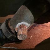 So ein Korken hält eine Weinflasche jahrelang dicht. Warum  sollte er bei einer Wasserleitung versagen? Fund von Jim Young aus Cleveland.