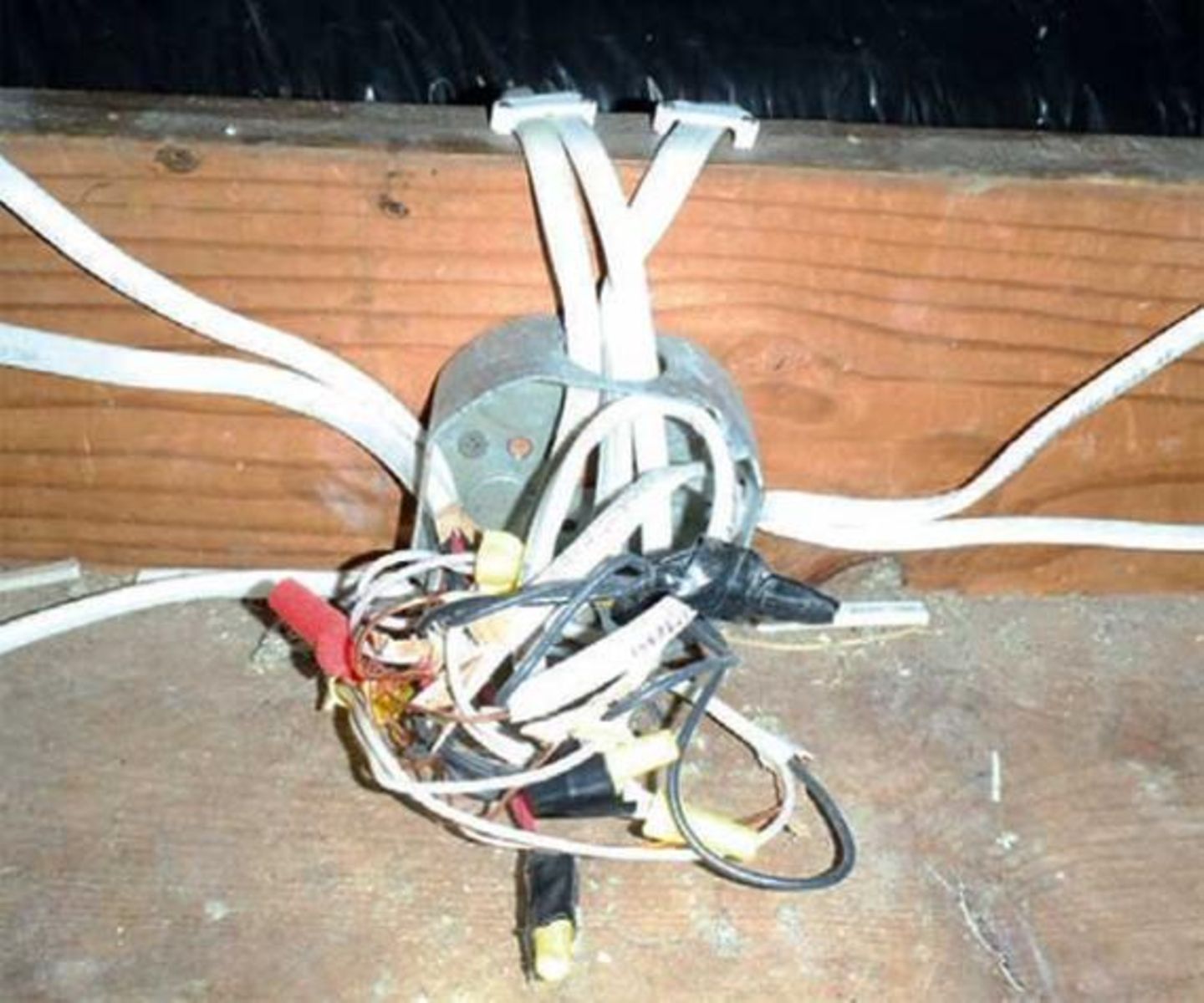 Wie viele Anzweigungen muss man in einer Dose unterbringen, bis es endlich brennt? Das fragt sich David Maudlin aus Carmel.