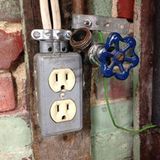 Was soll da passieren? Der Wasseranschluss liegt direkt über der Steckdose. Sollte es brennen, kann schnell gelöscht werden.