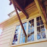 Die Party kann beginnen! Diese Dachterrasse stützt sich locker auf dem inneren Fensterrahmen ab.