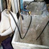 Warum einfach, wenn es auch kompliziert geht. Der Besitzer wollte nicht in das große Becken pinkeln, also installierte er ein Urinal. Die Flüssigkeit leitete er allerdings wieder in das große Becken.