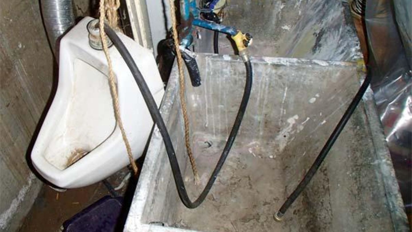 Warum einfach, wenn es auch kompliziert geht. Der Besitzer wollte nicht in das große Becken pinkeln, also installierte er ein Urinal. Die Flüssigkeit leitete er allerdings wieder in das große Becken.