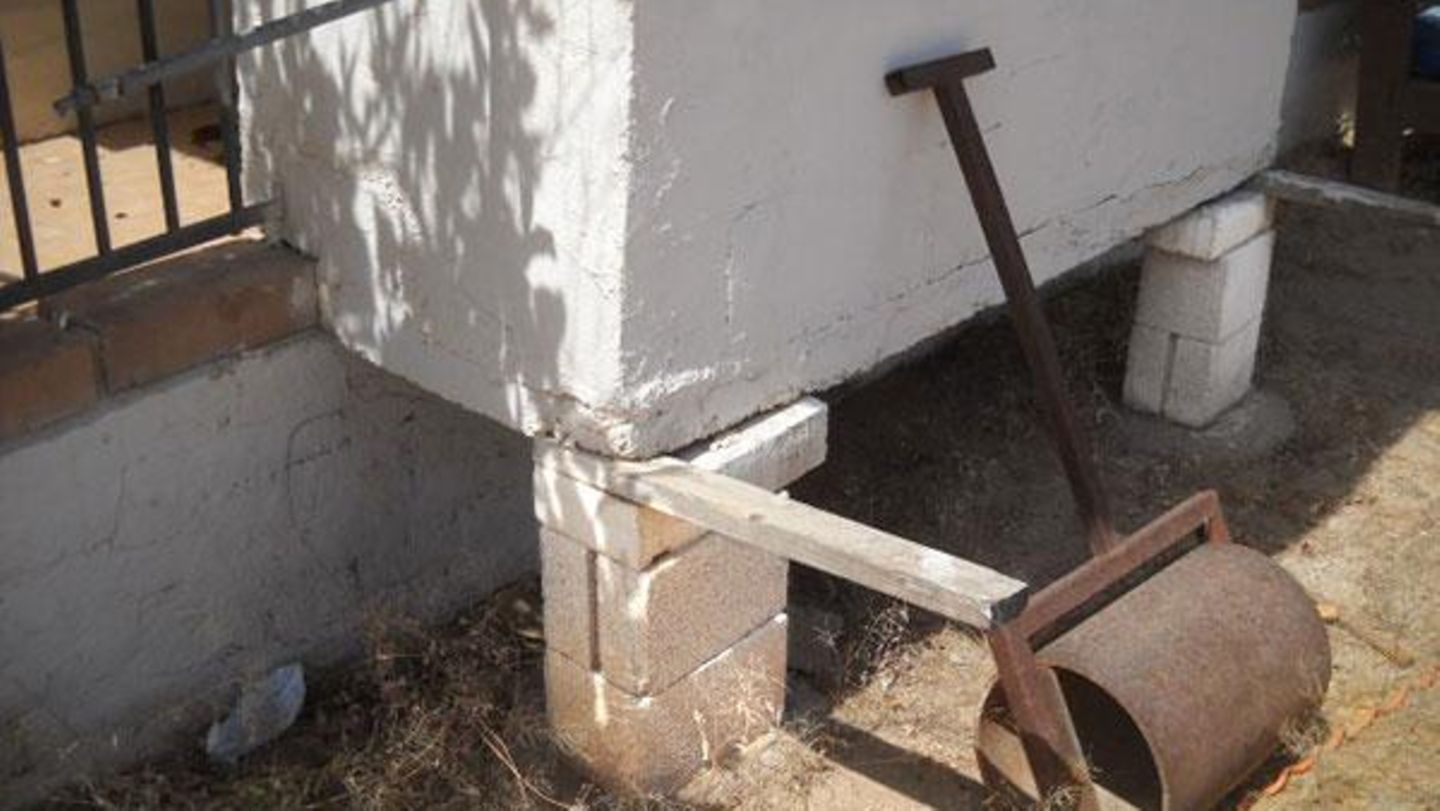 Hier wurde ein Grill angebaut. Für ein Fundament reichten die Steine leider nicht aus. Der Gutachter war unschlüssig, ob die Walze das Gebäude stützt, oder ob man sie gefahrlos entfernen kann.