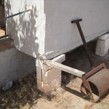 Hier wurde ein Grill angebaut. Für ein Fundament reichten die Steine leider nicht aus. Der Gutachter war unschlüssig, ob die Walze das Gebäude stützt, oder ob man sie gefahrlos entfernen kann.