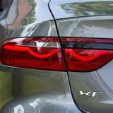 Schmale Rückleuchten zieren das Heck