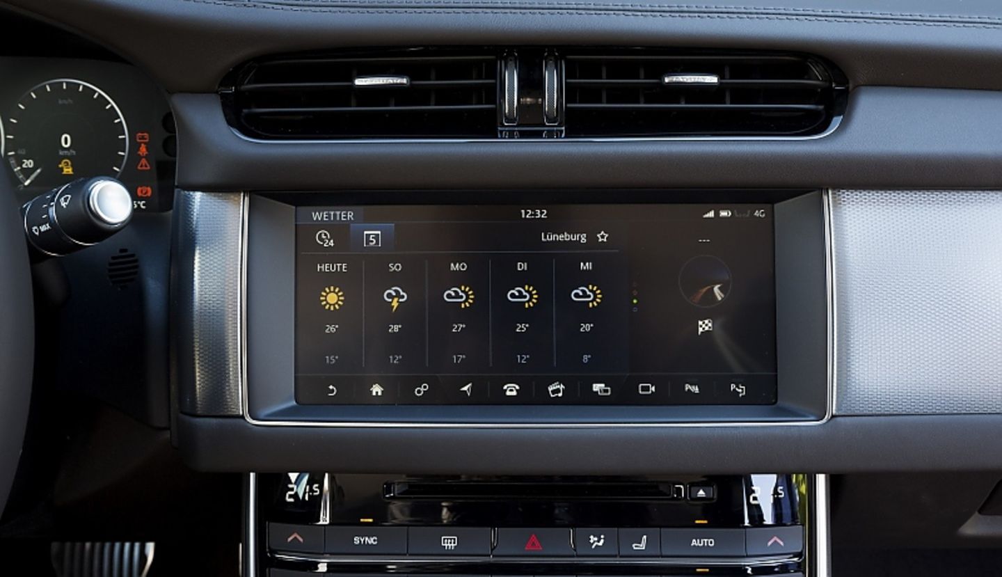 Der 10,2 Zoll Touchscreen ist das zentrale Eingabemittel