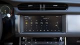 Der 10,2 Zoll Touchscreen ist das zentrale Eingabemittel