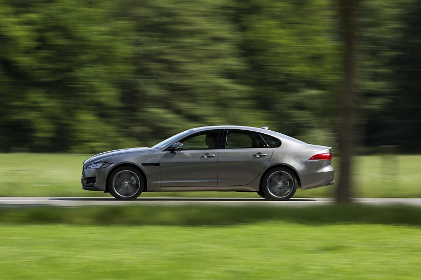 Der Jaguar XF 25d AWD ist 4,95 Meter lang