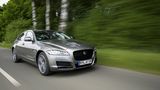 Nach 6,5 Sekunden erreicht der Jaguar XF 25d AWD Landstraßentempo