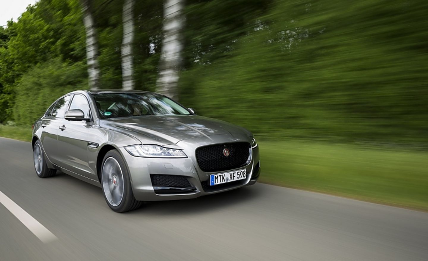 Nach 6,5 Sekunden erreicht der Jaguar XF 25d AWD Landstraßentempo