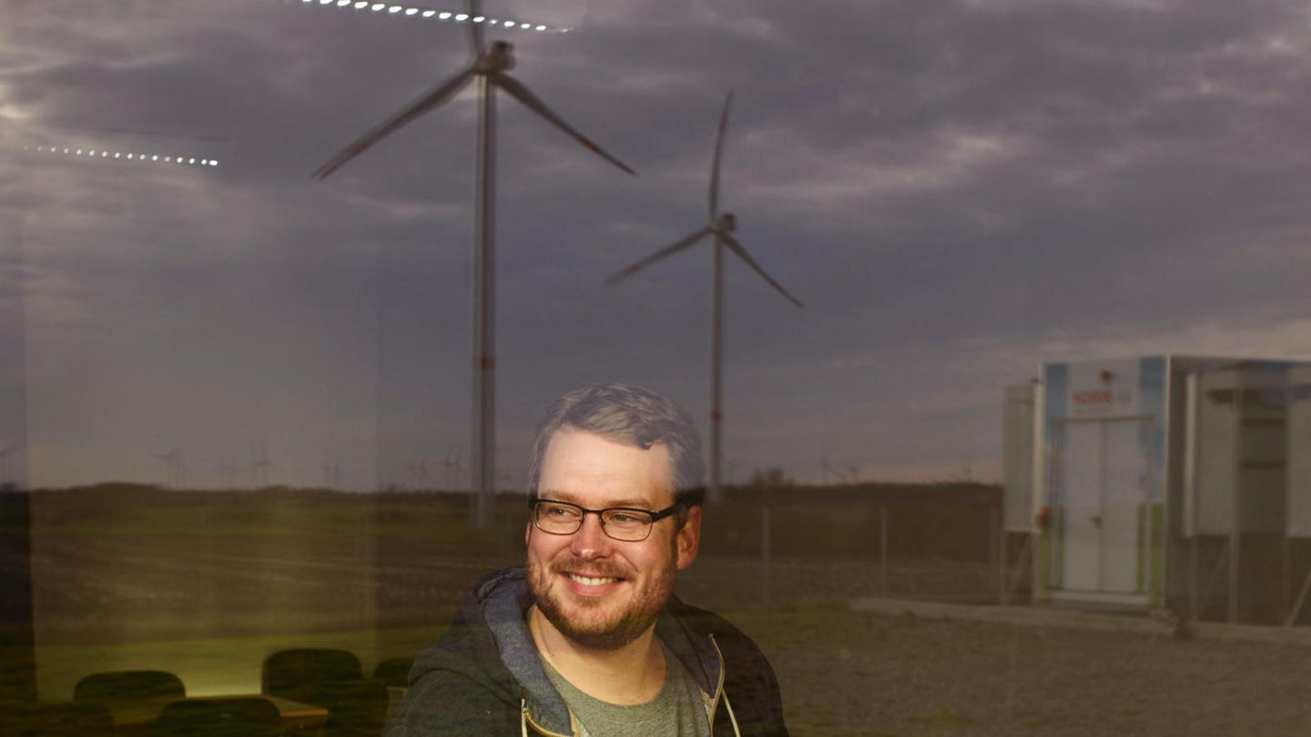 Windcloud-Chef Karl Rabe blickt auf die treibende Kraft seiner Firma: Wind. Als einziges Unternehmen bietet er Cloud-Dienste aus reinem Ökostrom an.